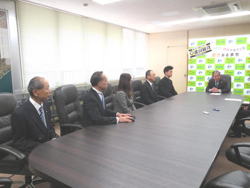 千葉県匝瑳市役所を訪れた阪神ドラフト3位の及川（右から2人目）。右奥は太田市長。左から匝瑳リトルシニア事務局長の鈴木氏、同会長の宇野氏、及川の母直美さん、父大介さん（撮影・磯綾乃）