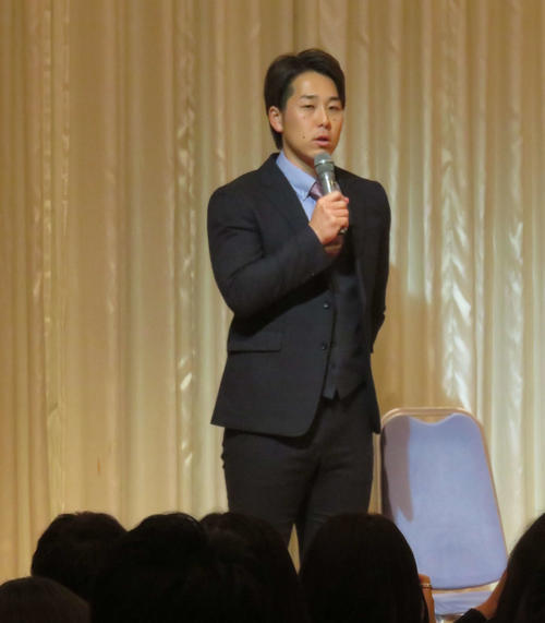 トークショーであいさつをする楽天鈴木大（撮影・桑原幹久）