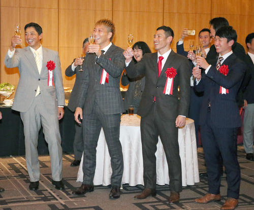 関学大OB会「母校出身プロ野球選手を囲む会」で乾杯する、左からオリックス田口コーチ、日本ハム宮西、ロッテ荻野、阪神近本（撮影・上山淳一）