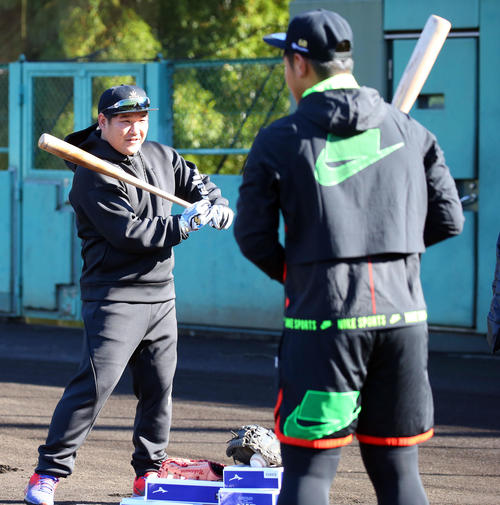 合同自主トレで巨人岡本（手前）へ手首の返しについてのアドバイスを送る西武中村（撮影・垰建太）