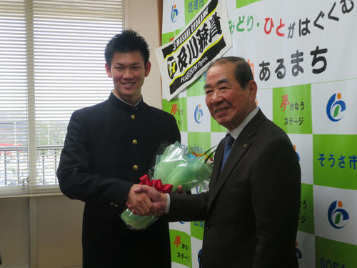 千葉県匝瑳市役所を訪れ、太田市長（右）を表敬訪問する阪神ドラフト3位の及川（撮影・磯綾乃）