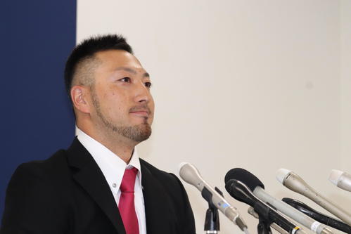 残留会見する広島菊池涼介内野手（撮影・前原淳）