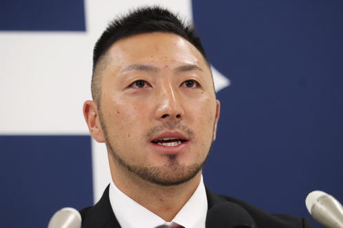残留会見する広島菊池涼介内野手（撮影・前原淳）