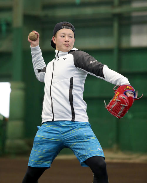 ネットスローをする日本ハム吉田輝（撮影・佐藤翔太）