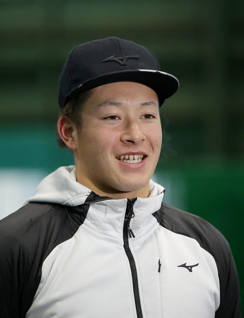 練習を終え笑顔で囲み取材を受ける日本ハム吉田輝（撮影・佐藤翔太）