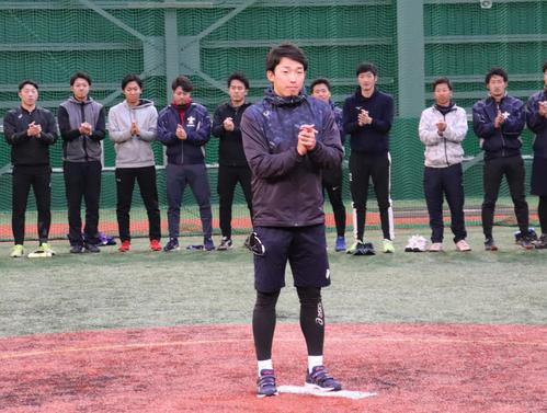 立大の練習納め。一本締めの音頭を取る宮主将（前）（撮影・古川真弥）