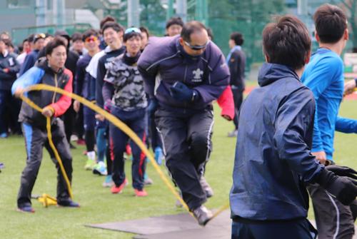 立大の練習納め。締めの大縄飛びに参加した溝口監督（右から3人目）だが、縄を踏んづけてしまった（撮影・古川真弥）