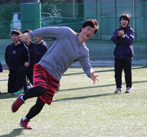 立大の練習納め。グルグルバットで転ぶ部員（撮影・古川真弥）