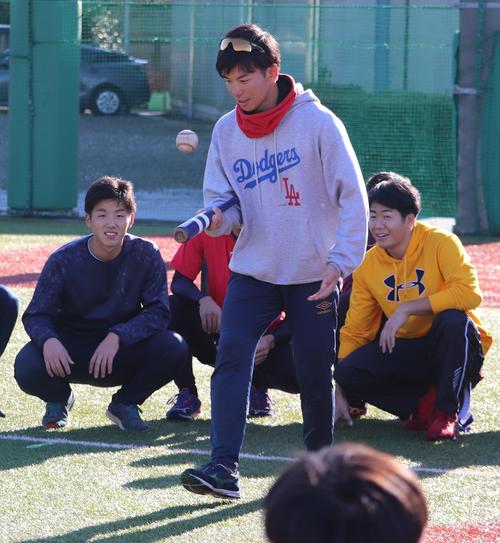 立大の練習納め。ボールとバットのリフティング競争（撮影・古川真弥）