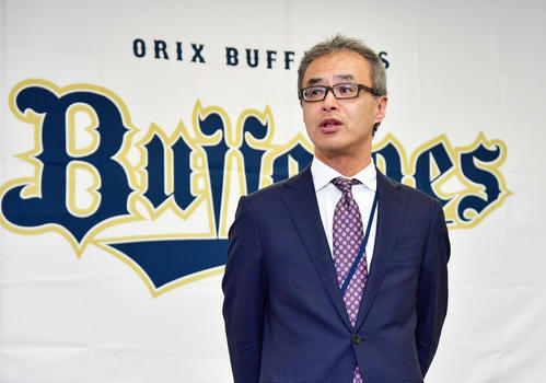 オリックスの球団仕事納めであいさつする湊球団社長（撮影・清水貴仁）