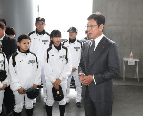 ファイターズジュニアの選手たちを激励する日本ハム栗山監督（撮影・黒川智章）