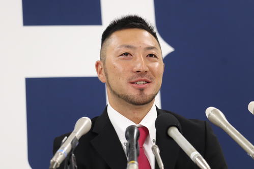 残留会見する広島菊池涼介内野手（撮影・前原淳）