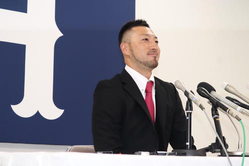 残留会見する広島菊池涼介内野手（撮影・前原淳）