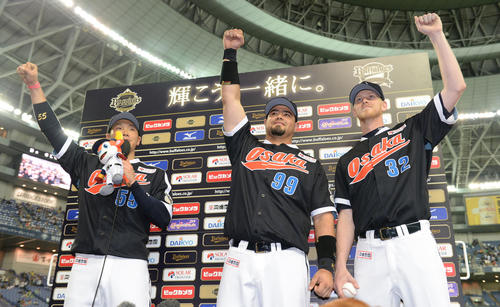 15年、お立ち台に立ったカラバイヨ（中央）