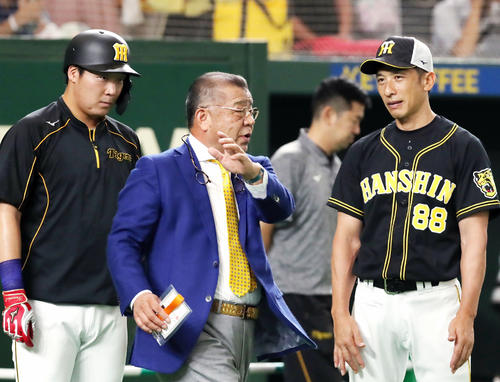 阪神大山悠輔（左）は掛布雅之SEA（中央）の打撃指導を受ける。右は矢野燿大監督（2019年8月18日撮影）