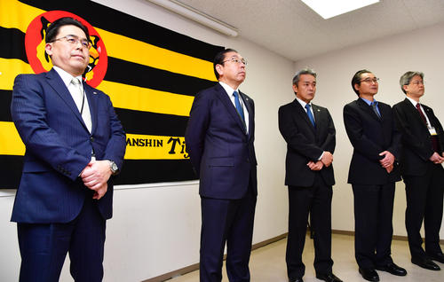 阪神球団事務所で仕事納めがあり前に出る揚塩球団社長（左から2人目）、左は谷本球団副社長兼球団本部長（撮影・清水貴仁）