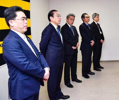 阪神球団事務所で仕事納めがあり前に出る揚塩健治球団社長（左から2人目）、左は谷本修球団副社長兼球団本部長（撮影・清水貴仁）