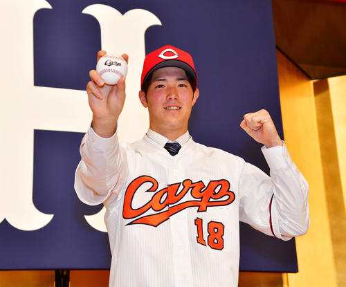 広島の新入団選手発表ユニホームに袖を通す森下暢仁（2019年12月9日）