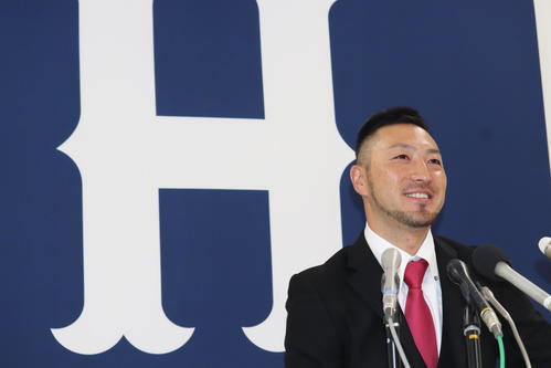 残留会見する広島菊池涼（撮影・前原淳）