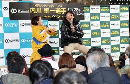 トークショーでファンを前に笑顔を見せるソフトバンク内川（撮影・栗木一考）