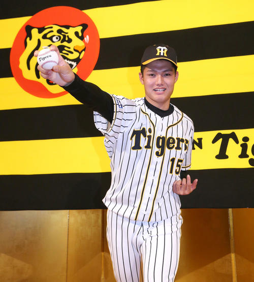 2日、阪神入団会見を終え投球ポーズをとるドラフト1位の西純