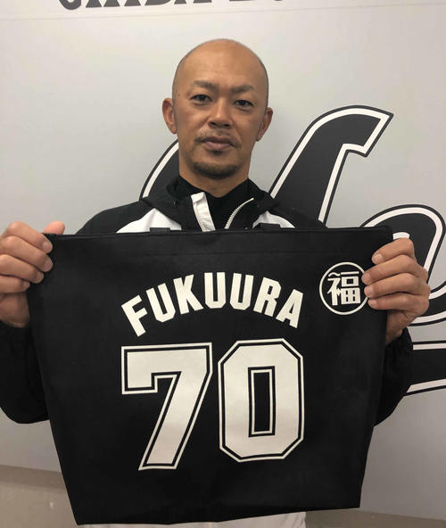 「FUKU－袋」を手にするロッテ福浦2軍ヘッド兼打撃コーチ（球団提供）