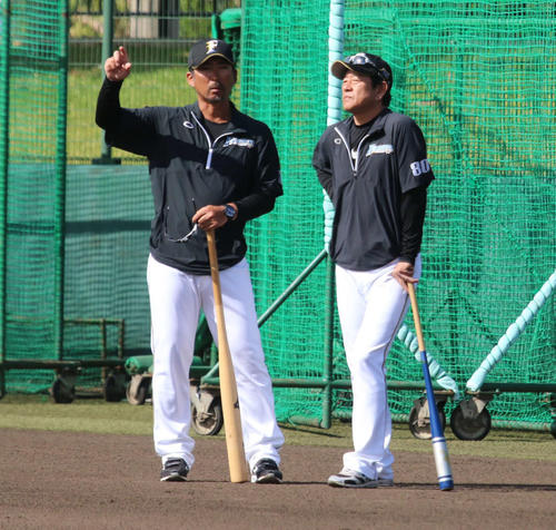 栗山監督（右）と話し込む小笠原ヘッド兼打撃コーチ