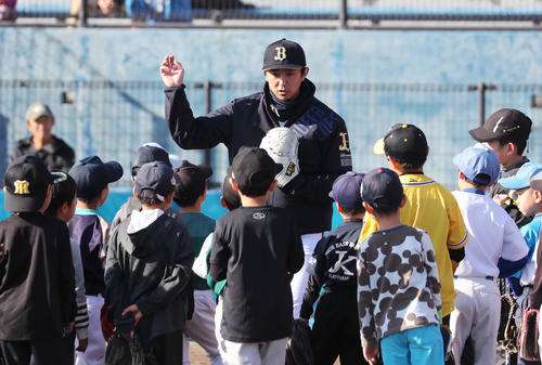 「プロ野球静岡県人会野球教室」で子どもたちに指導するオリックス増井（撮影・垰建太）