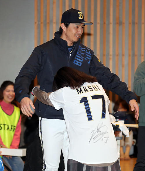 「プロ野球静岡県人会野球教室」後のトークショーで当選したファンにサインボールを手渡し抱き寄せるオリックス増井（撮影・垰建太）