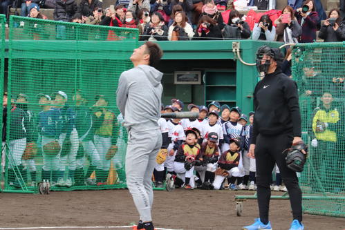 野球少年相手に打ち取られた広島中村奨。捕手は巨人小林（撮影・前原淳）