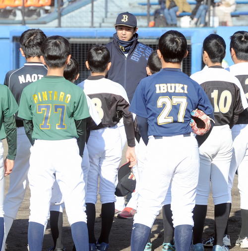 子どもたちにアドバイスを送るオリックスの増井