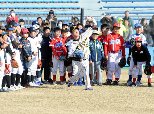 子どもたちの前で投球を披露する阪神の高橋遥