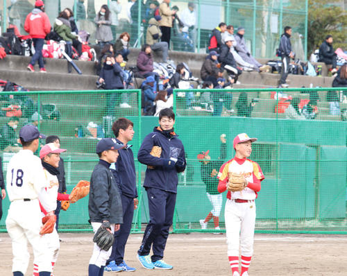 広島野村（左）と笑顔で話をする日本ハム有原（撮影・田中彩友美）