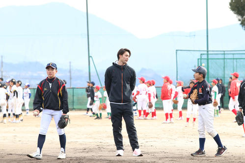 少年にアドバイスを送る日本ハム上原（撮影・田中彩友美）