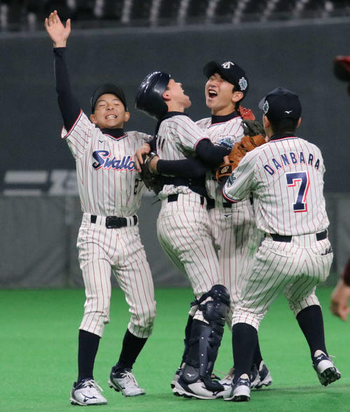 決勝楽天対ヤクルト　優勝を決め喜ぶヤクルトジュニアのナインたち（撮影・山崎純一）