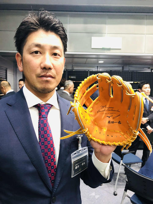 内側に軟式用、外側に硬式用の革を使用した「ハイブリッドグラブ」を手にする楽天藤田