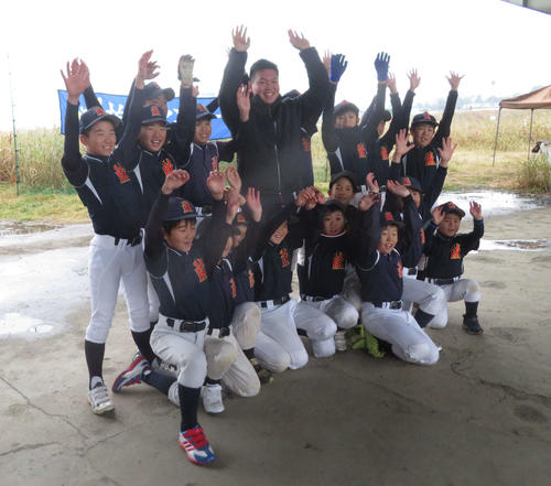 小学生時代に所属した柏原ヤンキーズの後輩と記念撮影する巨人山下（撮影・久保賢吾）