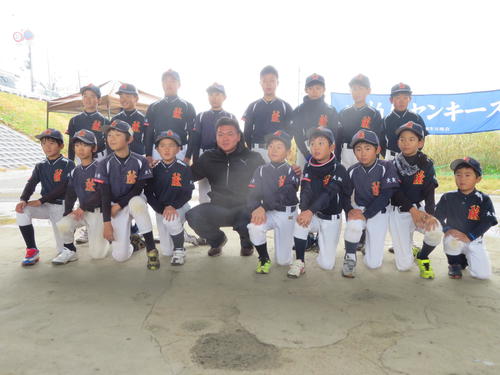 小学生時代に所属した柏原ヤンキーズの後輩と記念撮影する巨人山下（撮影・久保賢吾）