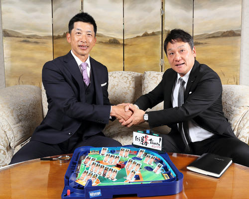 対談を終え握手を交わす阪神矢野監督（左）と本紙高原編集委員（撮影・前田充）