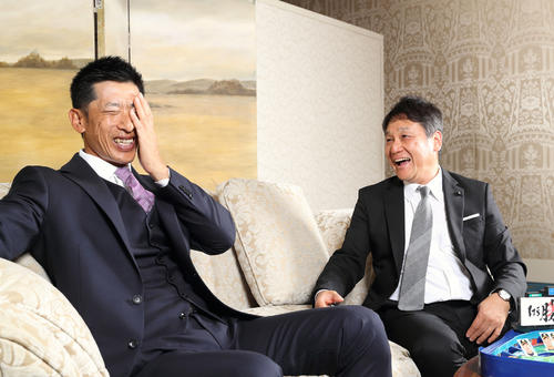 阪神矢野監督（左）と対談する本紙高原編集委員（撮影・前田充）