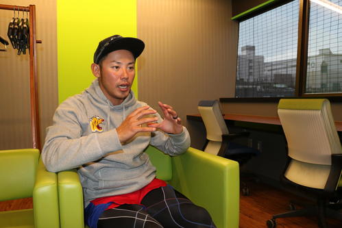 熱弁を振るう日本ハム矢野外野守備コーチ兼打撃コーチ補佐（撮影・田中彩友美）