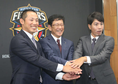 就任会見に臨んだ矢野外野守備コーチ兼打撃コーチ補佐（左）。中央は栗山監督、右は武田投手コーチ（19年10月23日撮影）