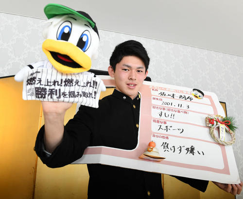 自己紹介カードを手に笑顔のロッテ佐々木朗（撮影・山崎安昭）