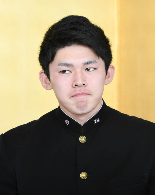 質問の答えを真剣に考えるロッテ佐々木朗（撮影・山崎安昭）