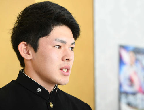 質問に答えるロッテ佐々木朗（撮影・山崎安昭）