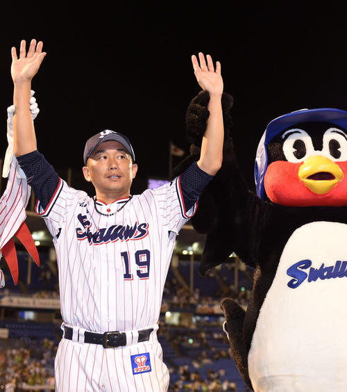 19年8月、お立ち台で声援に応えるヤクルト石川