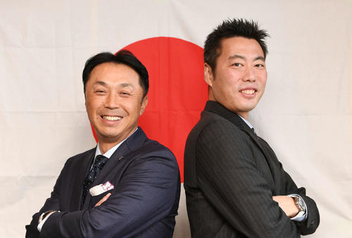 日の丸を背に笑顔を見せる宮本氏（左）と上原氏（撮影・山崎安昭）