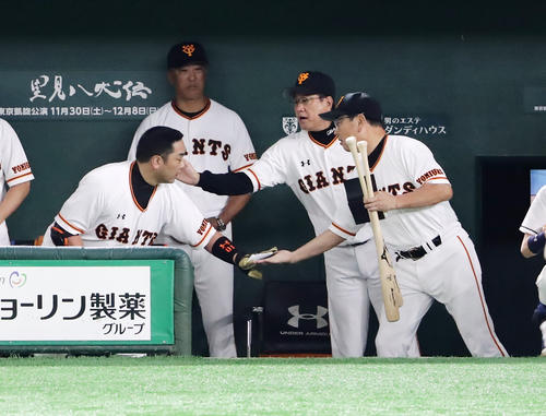 阿部（左）を笑顔で迎える原監督（右奥）ら（19年10月10日撮影）