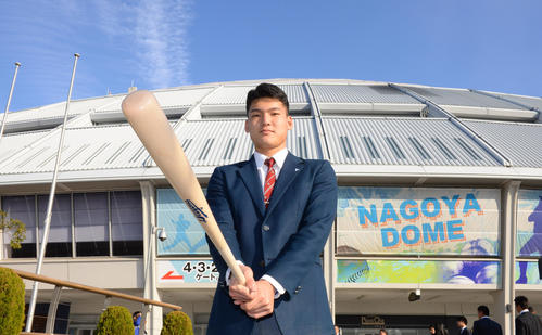 ナゴヤドームを背に、引き締まった表情でバットを手にポーズを決める石川（19年12月16日撮影）