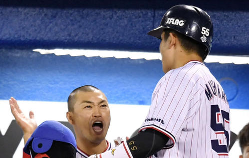 本塁打を放った村上（右）をタッチで迎える青木（2019年5月28日撮影）